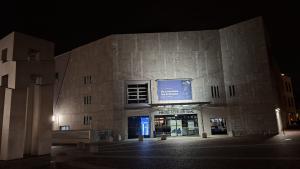 Bild Eingang Hegelsaal bei Nacht