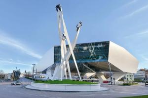 Bild von Porschemuseum Vorplatz